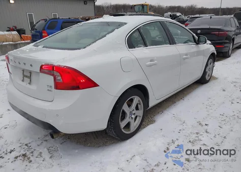 2013 Volvo S60 T5/T5 Platinum/T5 Premier/T5 Premier Plus z USA, uszkodzony, nr VIN YV1612FH0D2183422
